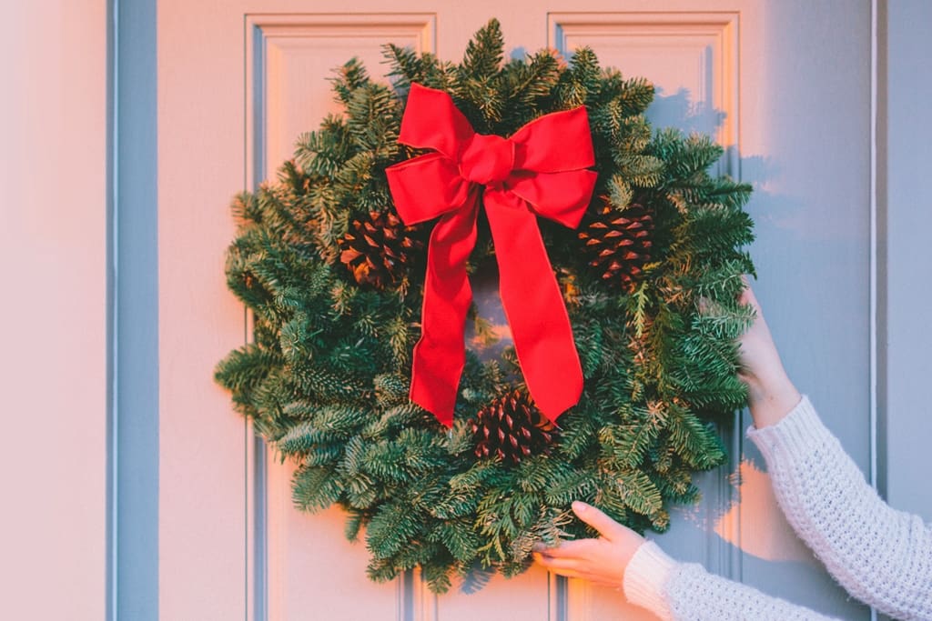 10 Proven Ways to Market a Home in Winter:  Embrace Holiday Décor